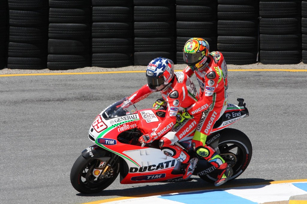 Après sa chute en fin de course, Valentino Rossi a fait du taxi sur la moto de son coéquipier Nicky Hayden (Photo : Asphalt and Rubber). 